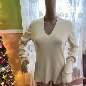 Women’s Field Gear Cream V-Neck Top 79%Silk size M pls see description below.